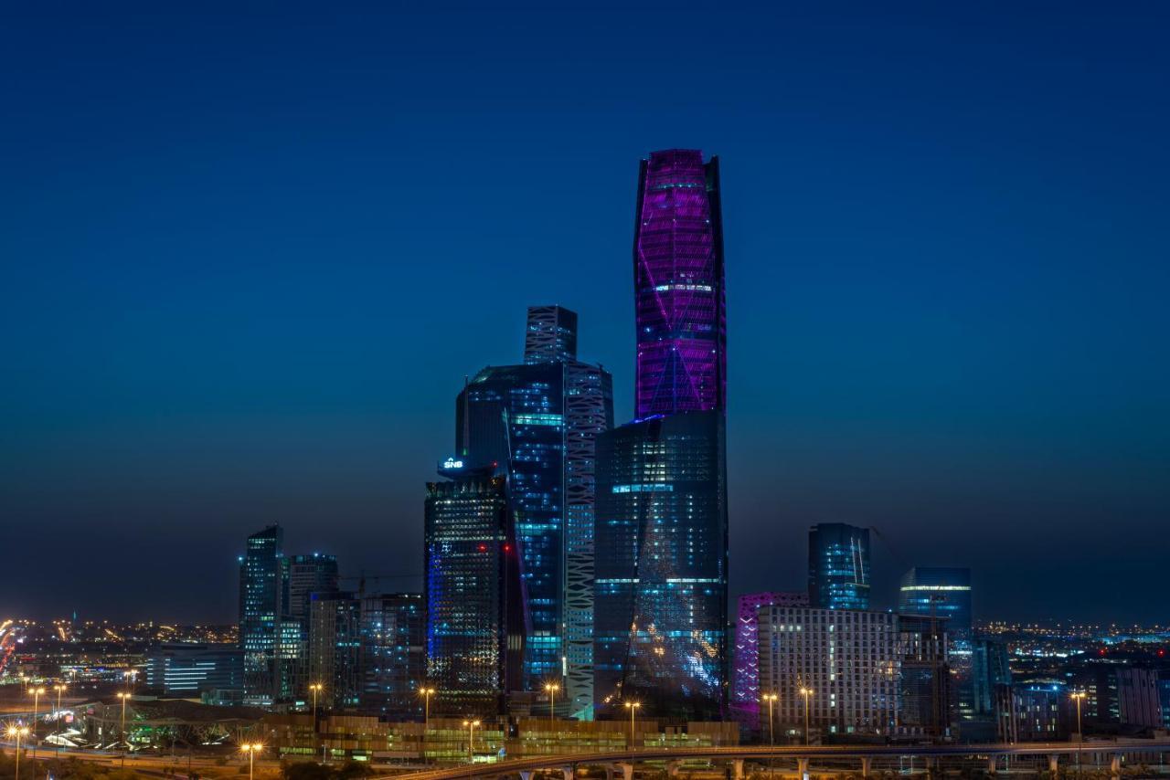 Movenpick Hotel And Residences リヤード エクステリア 写真 The Kingdom Centre, the second tallest building in the Middle East, is located in Riyadh.