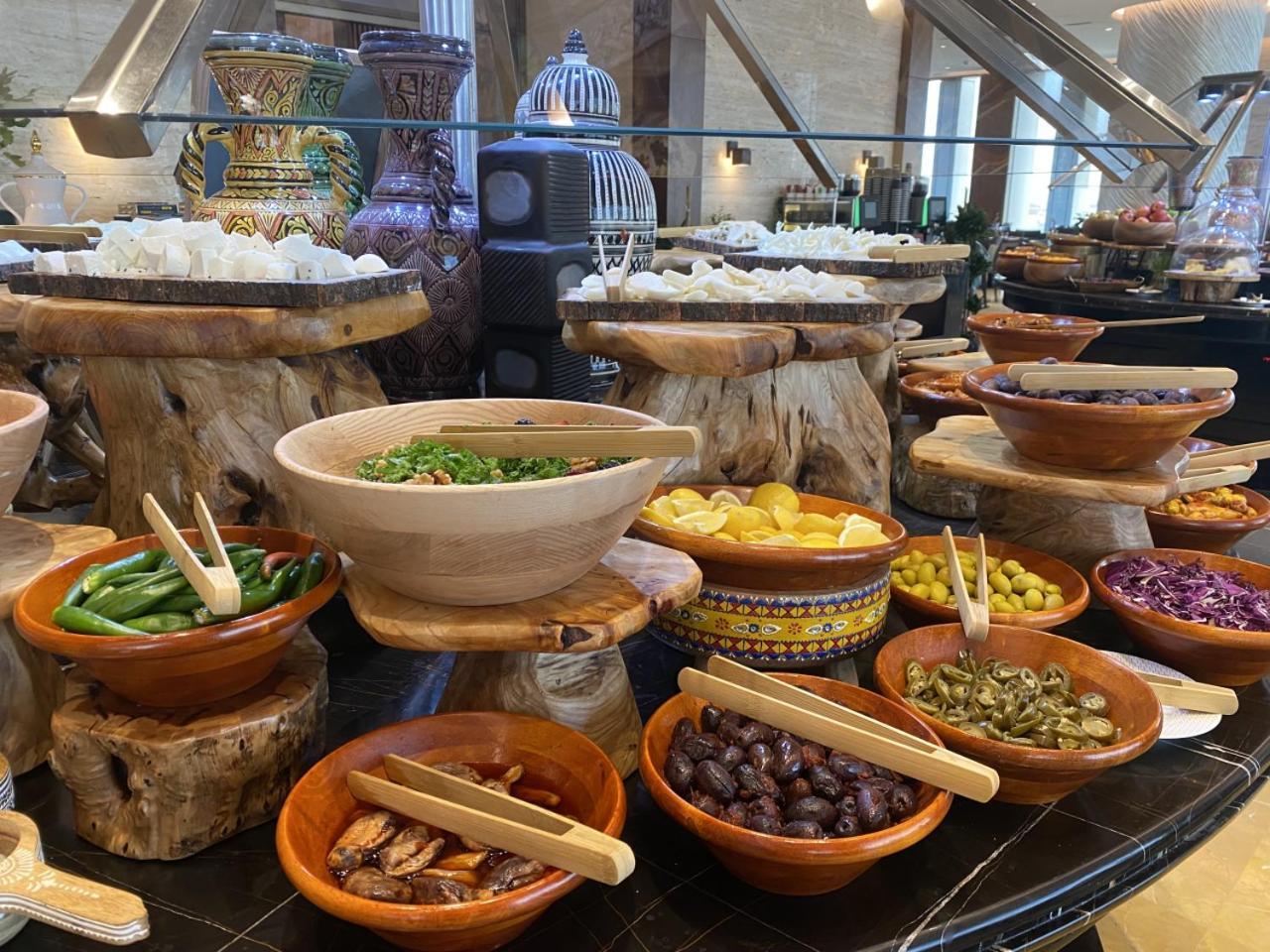 Movenpick Hotel And Residences リヤード エクステリア 写真 A selection of tapas at a buffet
