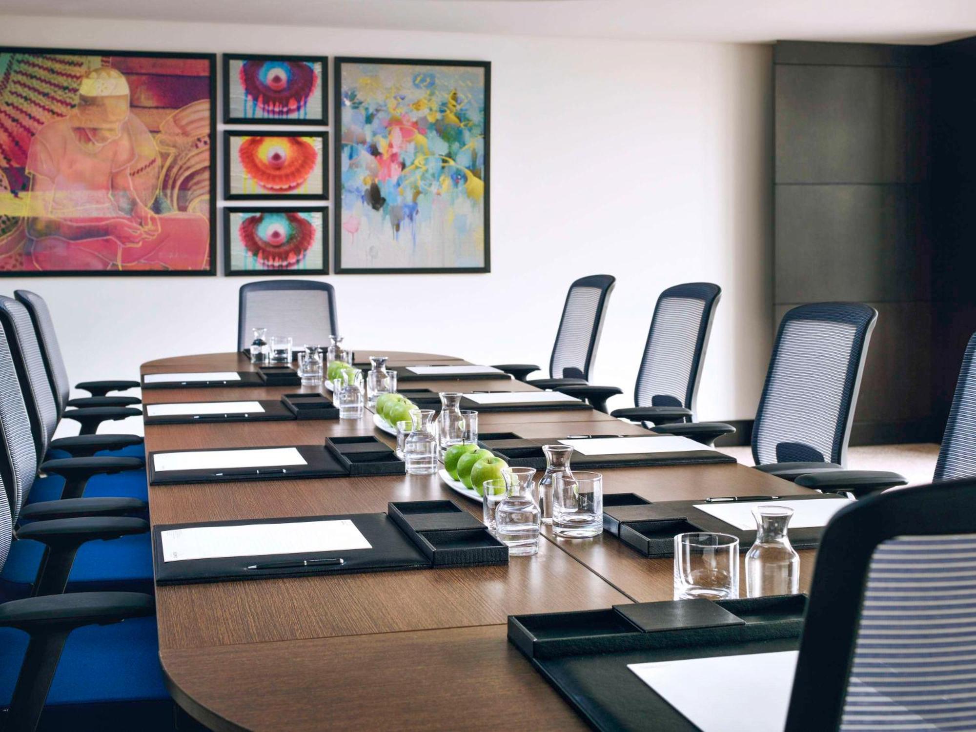 Movenpick Hotel And Residences リヤード エクステリア 写真 A boardroom at a hotel