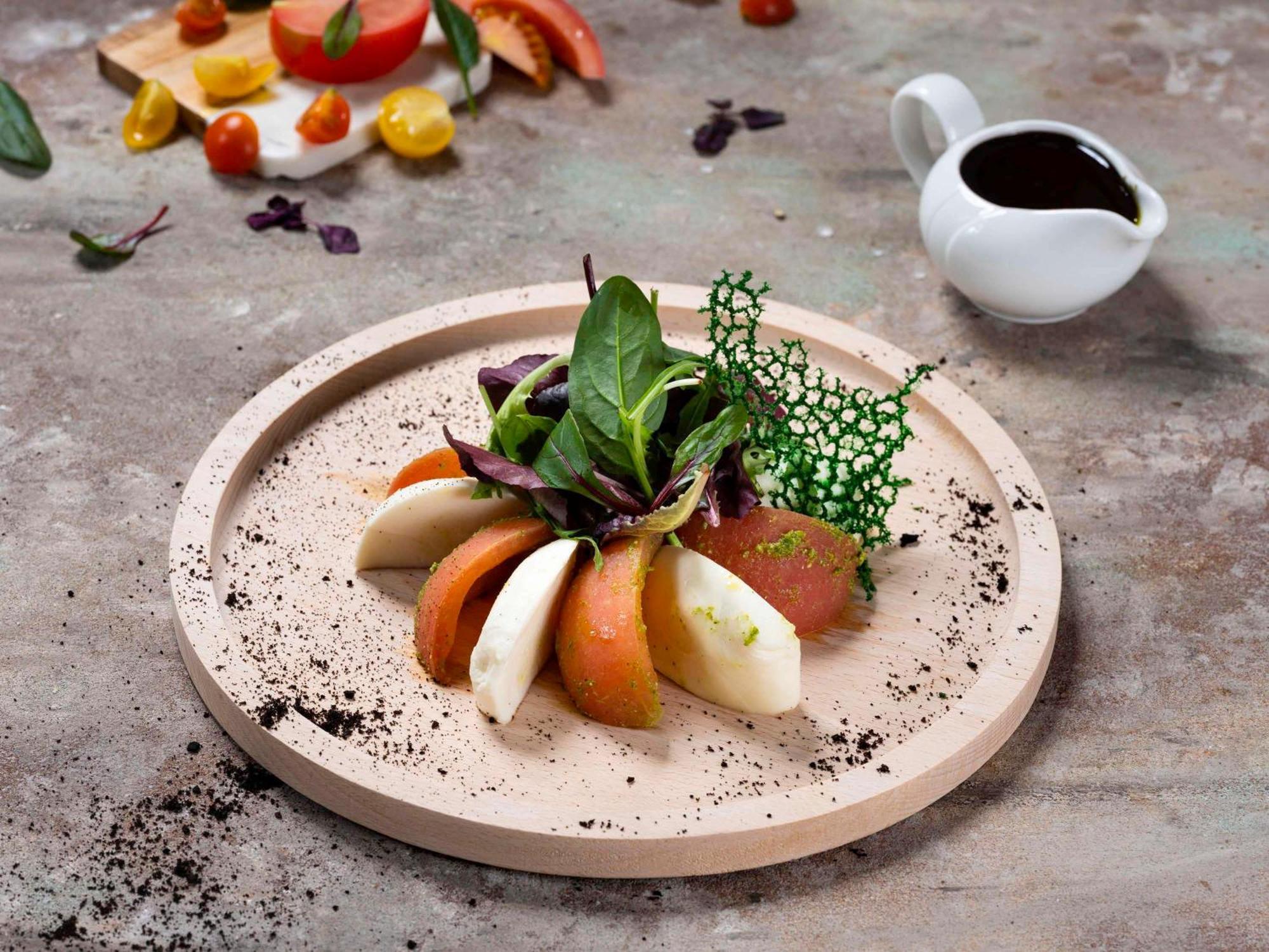 Movenpick Hotel And Residences リヤード エクステリア 写真 A salad with a balsamic dressing