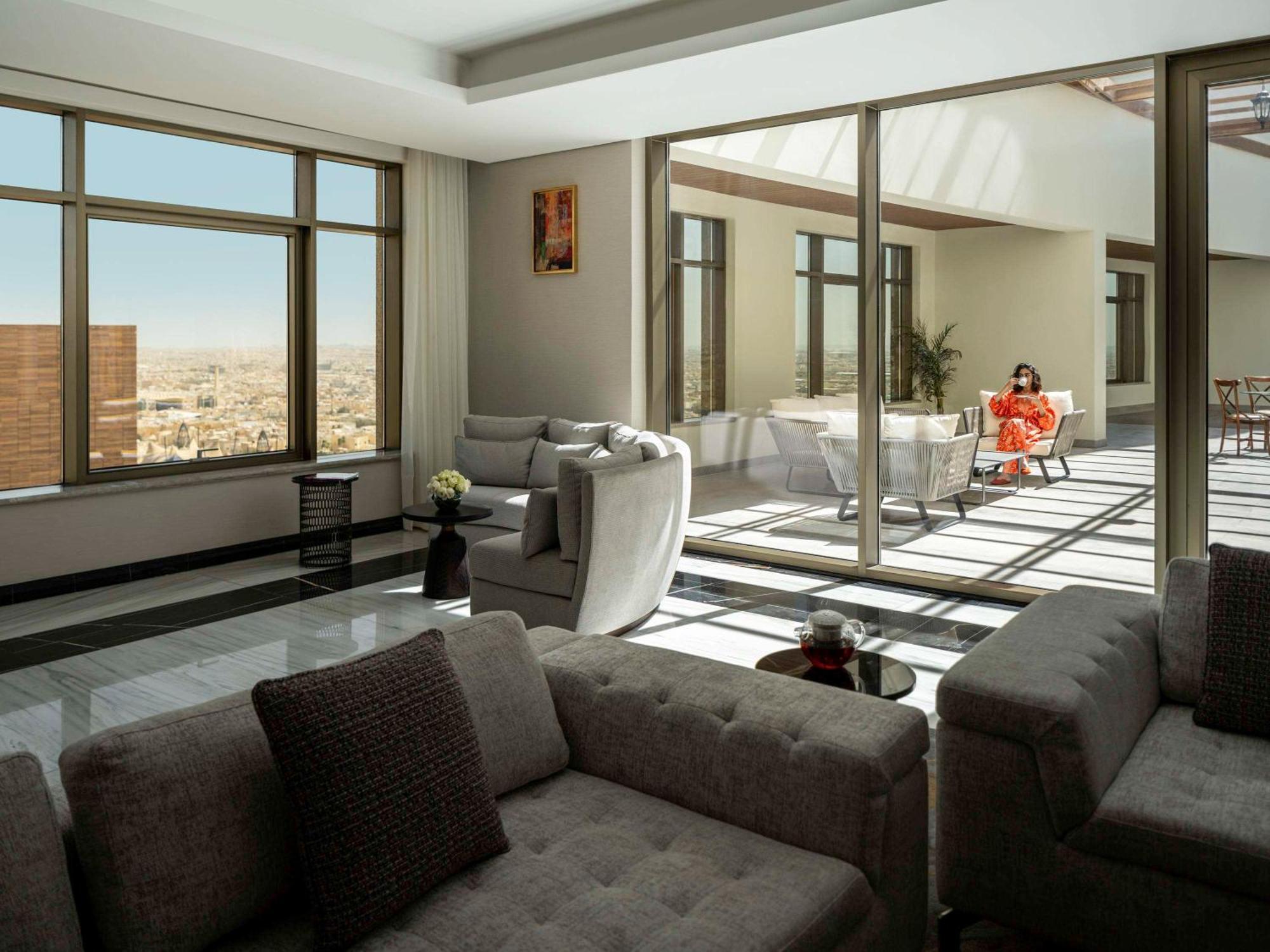 Movenpick Hotel And Residences リヤード エクステリア 写真 The interior of a suite at the Four Seasons Hotel, Amman