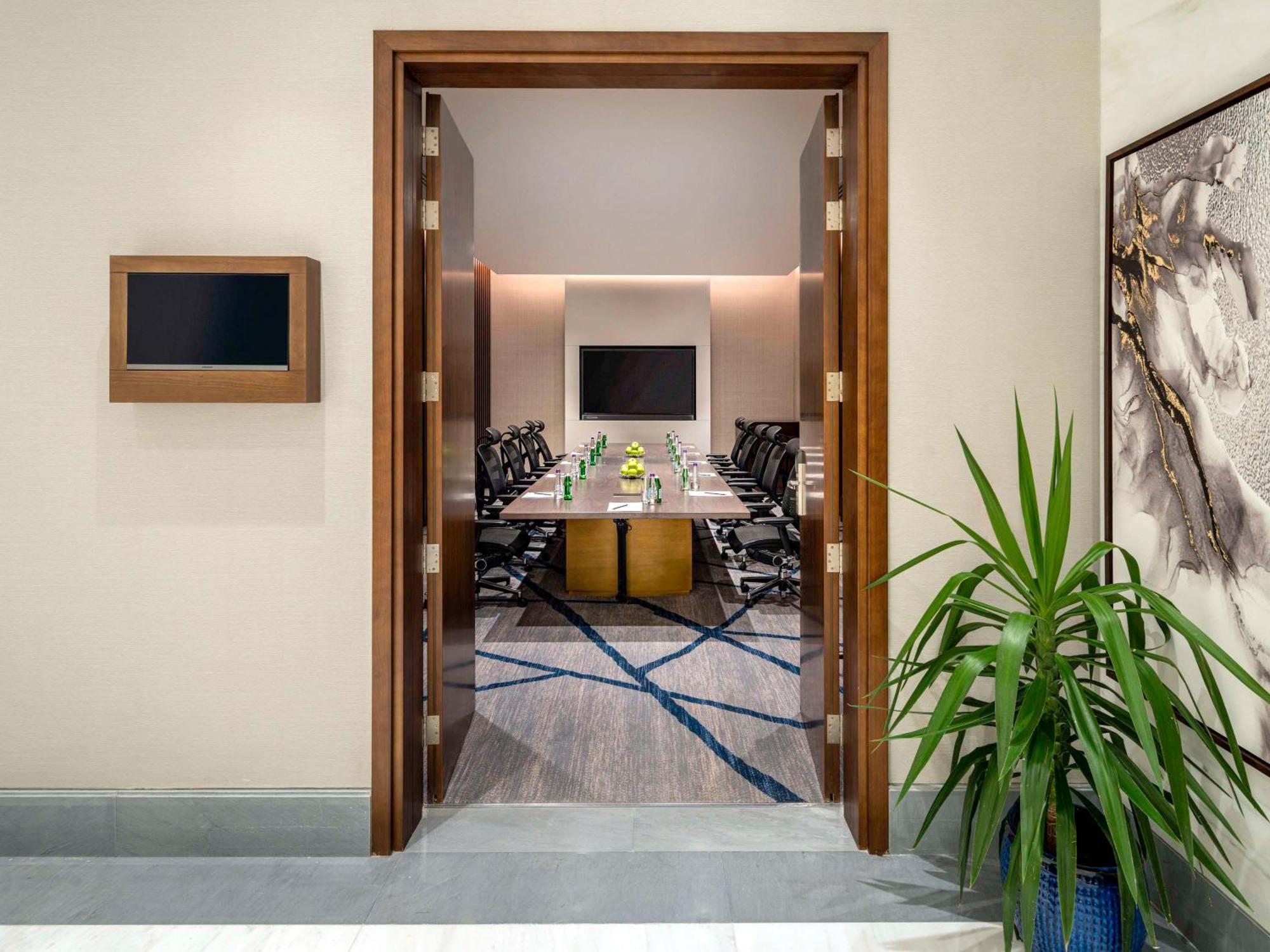 Movenpick Hotel And Residences リヤード エクステリア 写真 Meeting room at the hotel