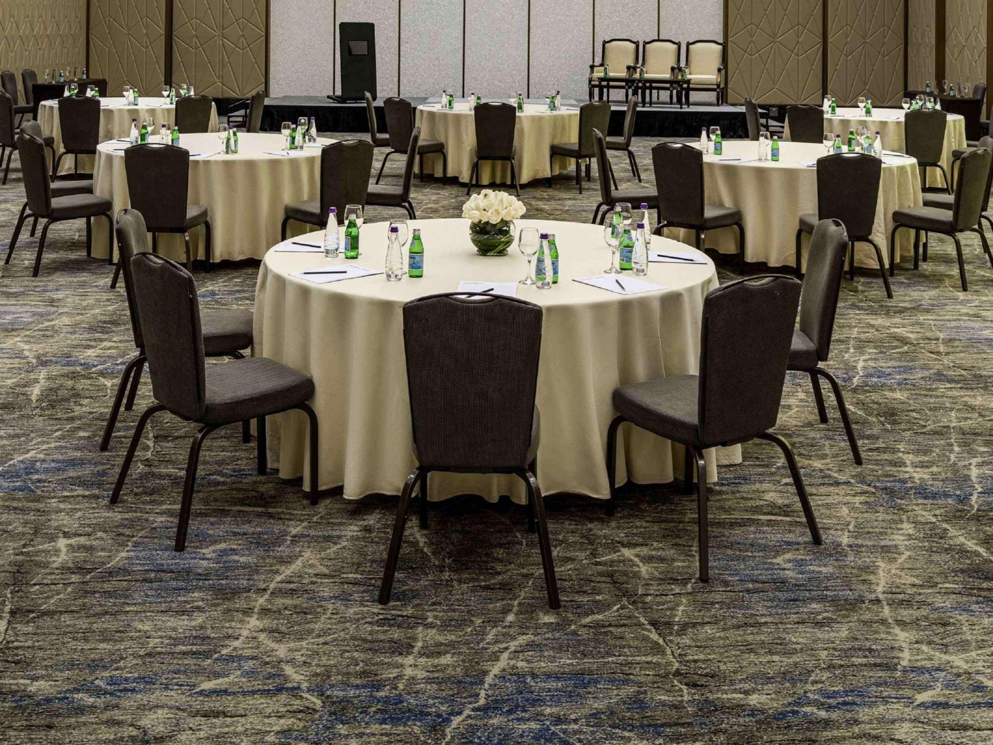 Movenpick Hotel And Residences リヤード エクステリア 写真 A round table set for a meeting