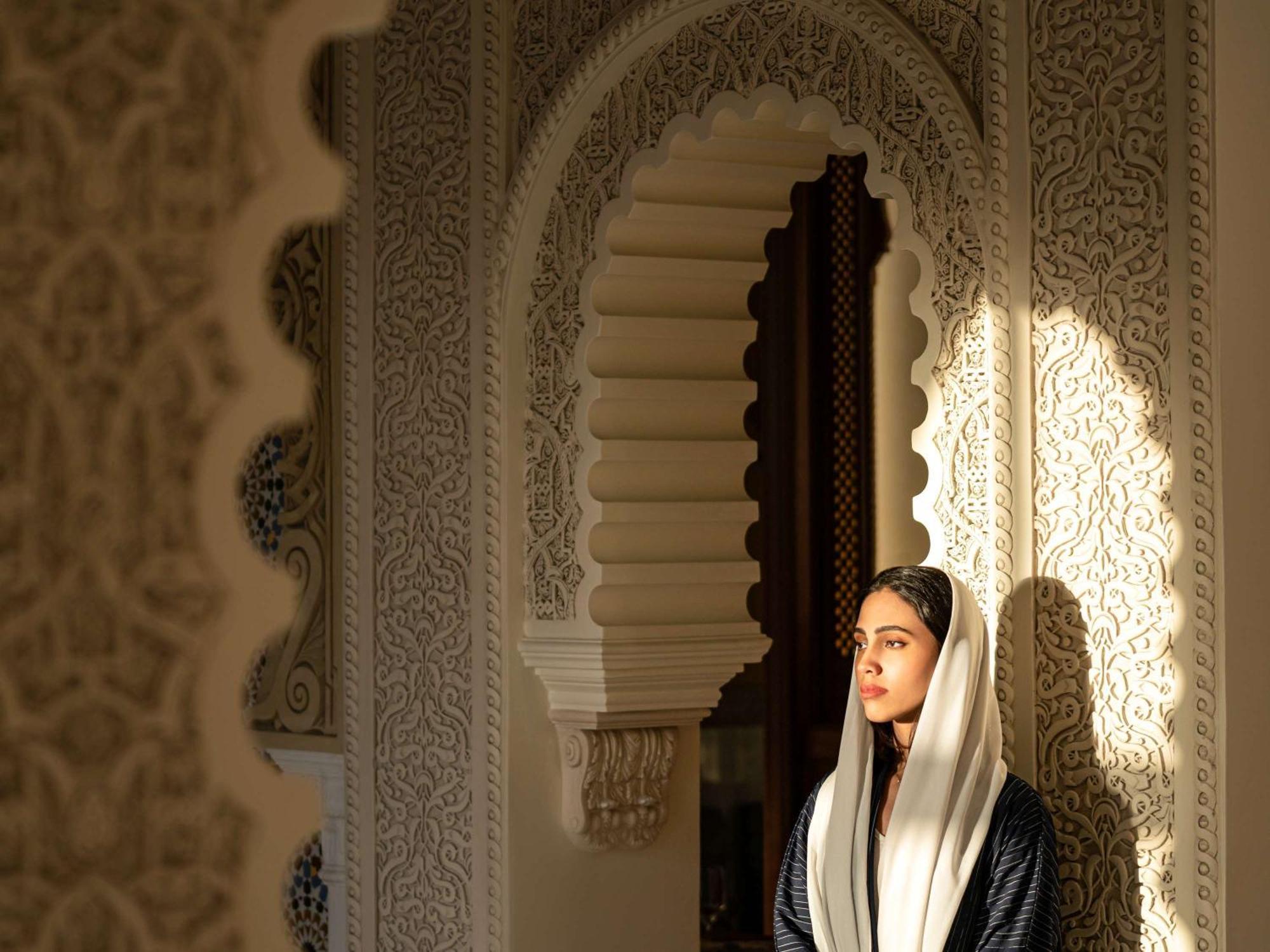Movenpick Hotel And Residences リヤード エクステリア 写真 A Moroccan woman in traditional dress